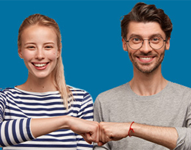 ragazza e ragazzo che sorridono